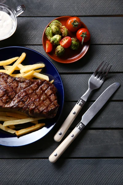 Filete a la parrilla con papas fritas — Foto de Stock