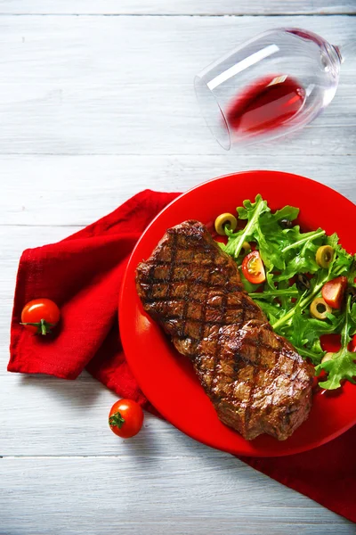 Grilled steak with vegetable salad — Stock Photo, Image