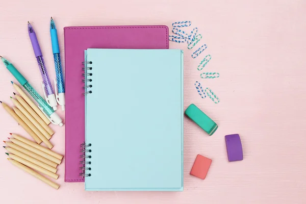 Office instellen met laptops, gekleurde pennen en potloden — Stockfoto