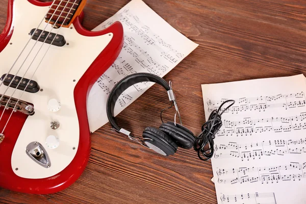 Chitarra elettrica con cuffie — Foto Stock