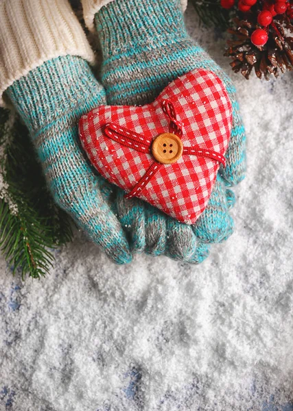 Руки в рукавицах с декоративным сердцем — стоковое фото