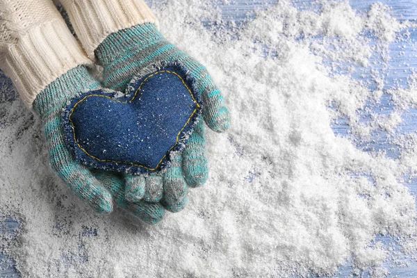 Χέρια σε γάντια με διακοσμητική καρδιά — Φωτογραφία Αρχείου