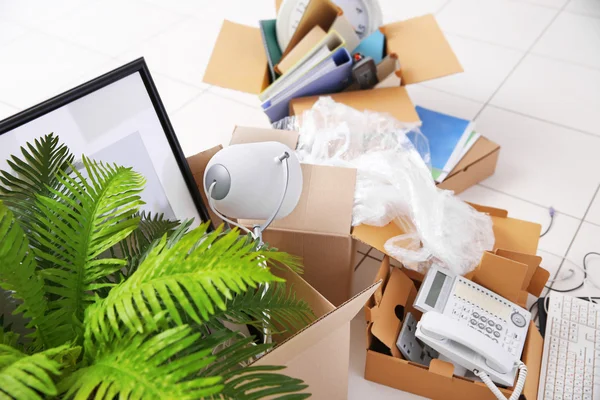 Desembalar caixas de papelão — Fotografia de Stock