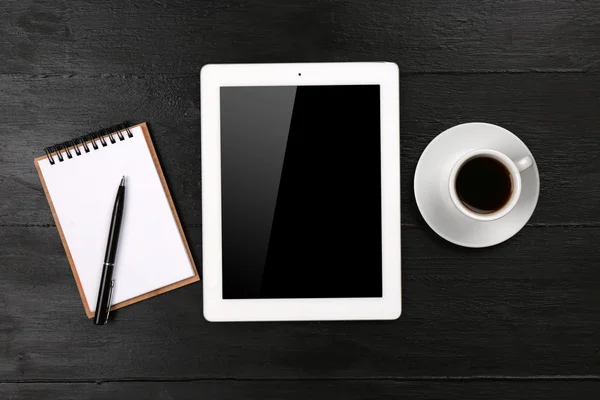 Tableta digital con taza de café y portátil —  Fotos de Stock