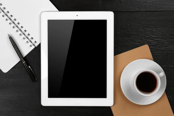 Digitales Tablet mit Tasse Kaffee und Notizbuch — Stockfoto