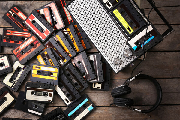 Магнитофон и ретро кассеты
 