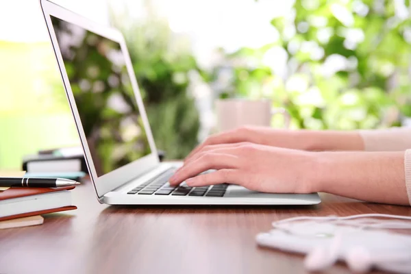 Mãos femininas trabalhando com um laptop — Fotografia de Stock