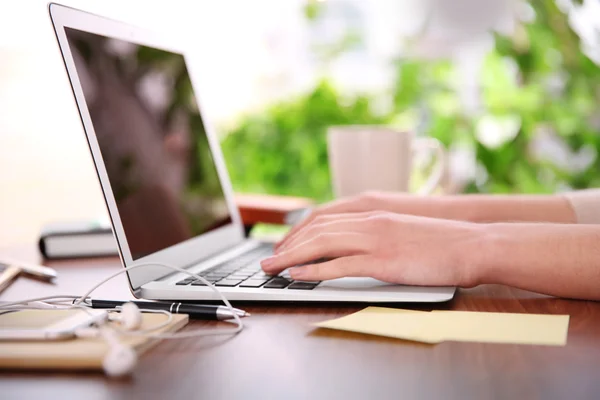 Tangan wanita bekerja dengan laptop — Stok Foto