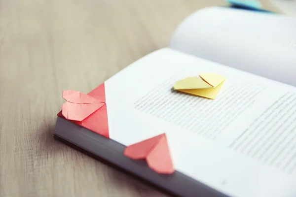 Livro e marcador em forma de coração — Fotografia de Stock
