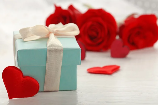 Caja de regalo, flores de rosas y corazones decorativos — Foto de Stock