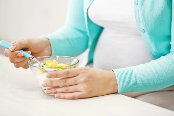 Mujer embarazada haciendo el desayuno — Foto de Stock