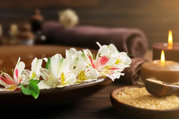 Cuenco spa con agua y flores —  Fotos de Stock