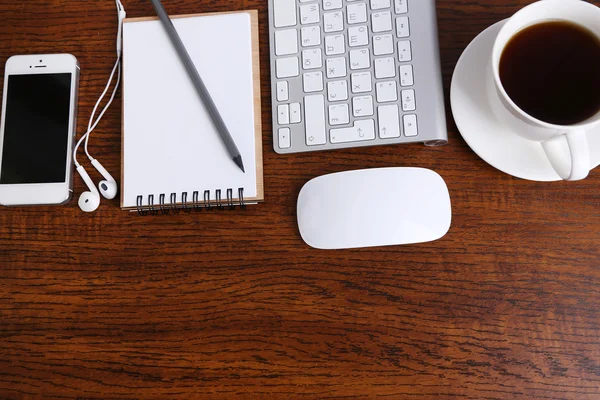 Office tabel met leveringen en gadgets — Stockfoto