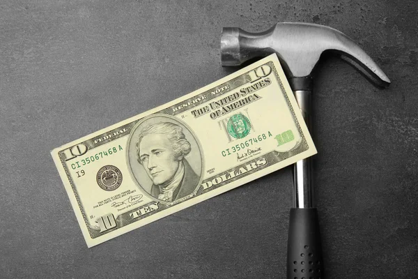 Pengar med hammare på nära håll — Stockfoto