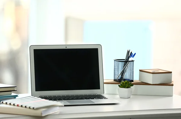 オフィスのテーブルの上のノートパソコンは — ストック写真