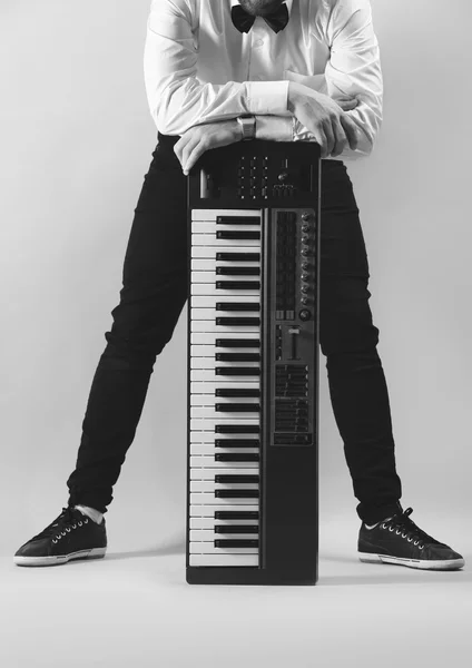 Synthesizer ile erkek el — Stok fotoğraf