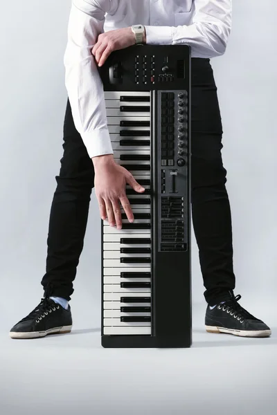 Männerhände mit Synthesizer — Stockfoto