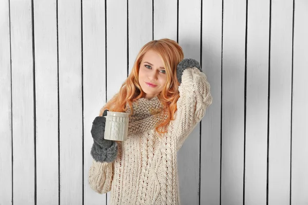 Blonde vrouw in haar warme gebreide kleding — Stockfoto