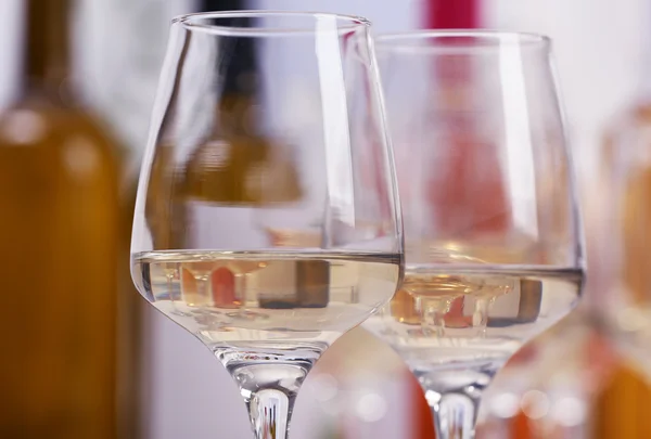 Vasos de vino blanco —  Fotos de Stock