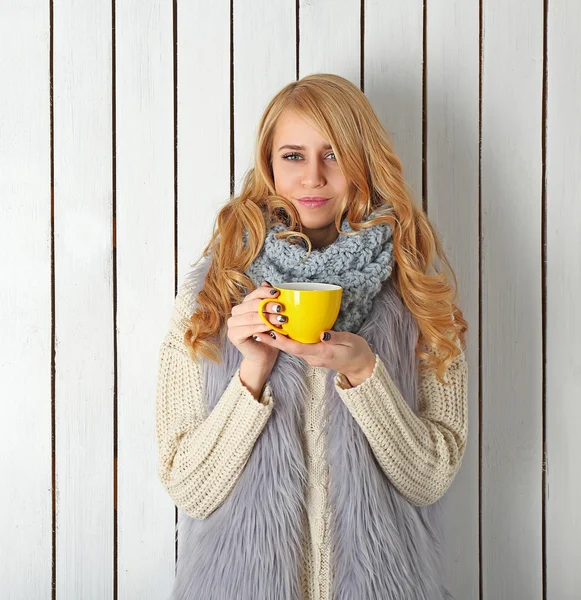 Femme blonde dans ses vêtements chauds tricotés — Photo