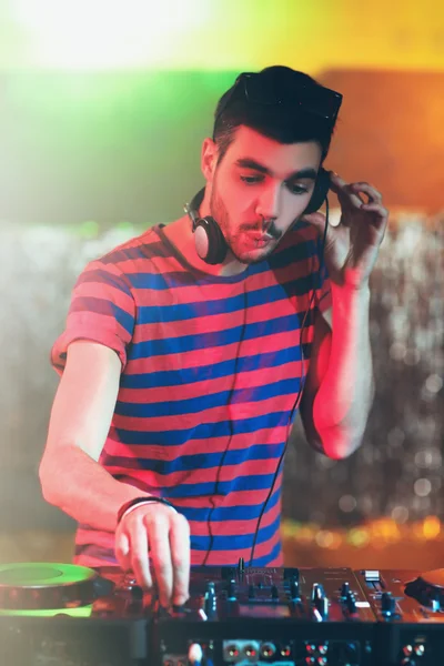 Dj tocando música en el mezclador — Foto de Stock