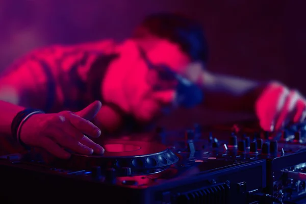 Dj tocando música no mixer — Fotografia de Stock