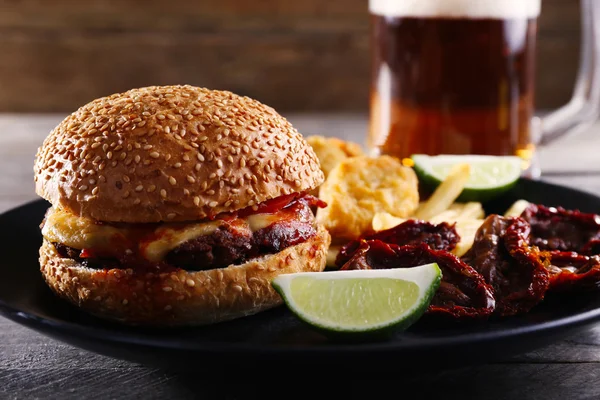 Big gustoso hamburger con snack — Foto Stock