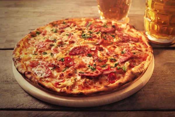 Deliciosa pizza y vasos — Foto de Stock