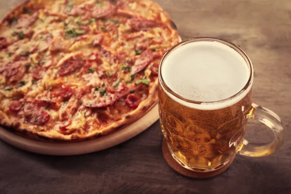 Lekkere pizza en bier glas — Stockfoto