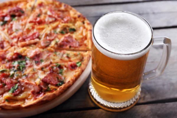 Sabrosa pizza y vaso de cerveza — Foto de Stock