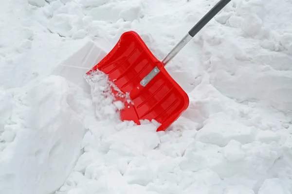 Rote Schaufel für Schnee — Stockfoto
