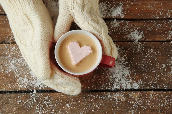 Kvinnliga händer som håller en kopp kaffe — Stockfoto