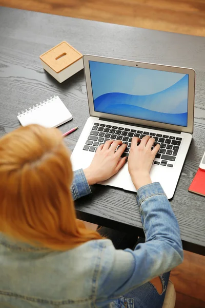 Vrouw werkt aan een laptop — Stockfoto