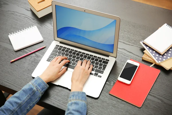 Femme travaillant sur un ordinateur portable — Photo