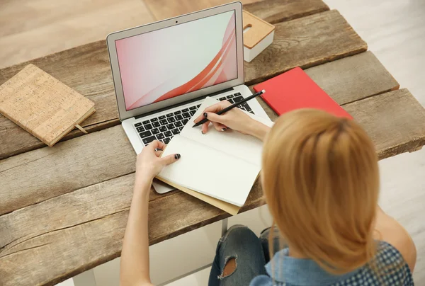 Vrouw werkt aan een laptop — Stockfoto