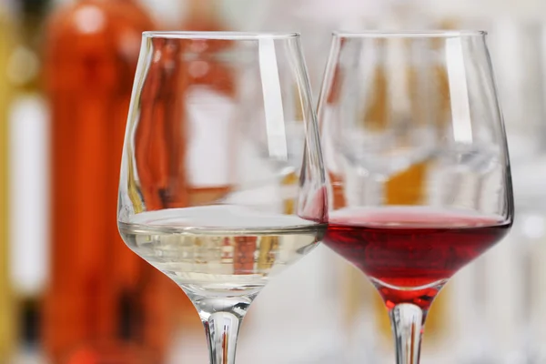 Red and white wine glasses — Stock Photo, Image