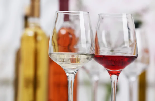 Bicchieri di vino rosso e bianco — Foto Stock