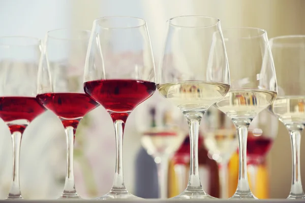 Verres à vin rouge et blanc — Photo