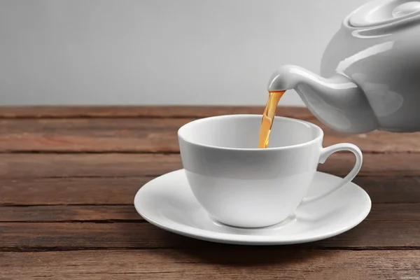 Taza de té en la mesa de madera —  Fotos de Stock