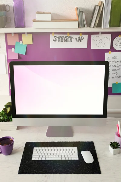 Stilvoller Arbeitsplatz mit Computer — Stockfoto