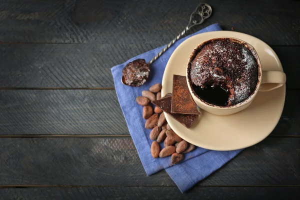 Pastel de fondant de chocolate en taza — Foto de Stock