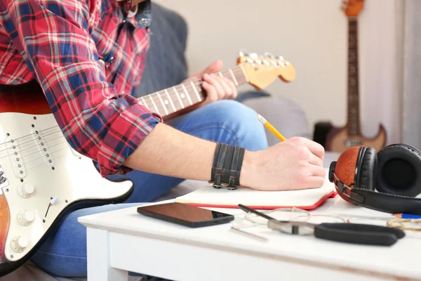 Hombre con guitarra eléctrica —  Fotos de Stock