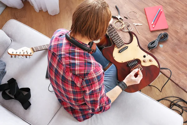 Hombre con guitarra eléctrica — Foto de Stock