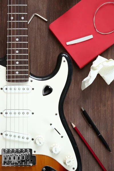 Kytara s Poznámkový blok na dřevěný stůl — Stock fotografie