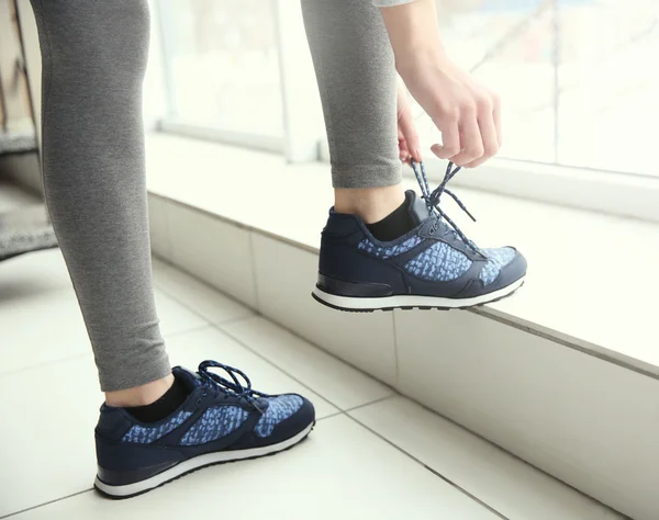 Woman tying up running shoe — Stock Photo, Image