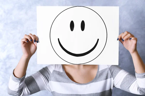 Frau zeigt ein glückliches Emoticon — Stockfoto