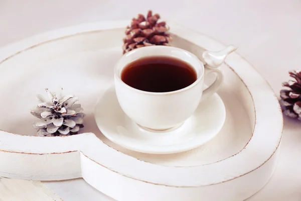 Composizione invernale con tazza di bevanda calda — Foto Stock