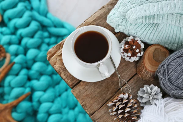 Composizione invernale con tazza di bevanda calda — Foto Stock