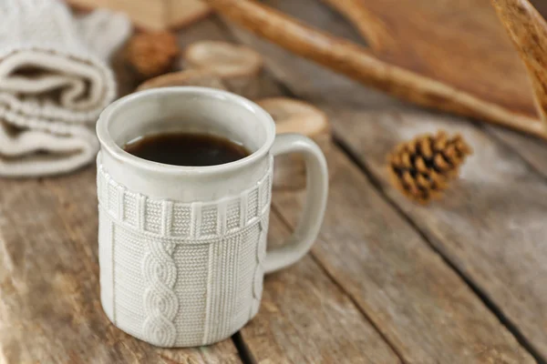 Composición de invierno con taza de bebida caliente —  Fotos de Stock