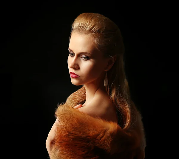 Schöne junge Frau mit Luxus-Pelz — Stockfoto